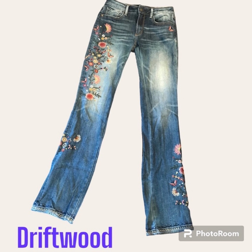 58: Driftwood embroidered jeans. Sz 25. Gently used. Stretchy.